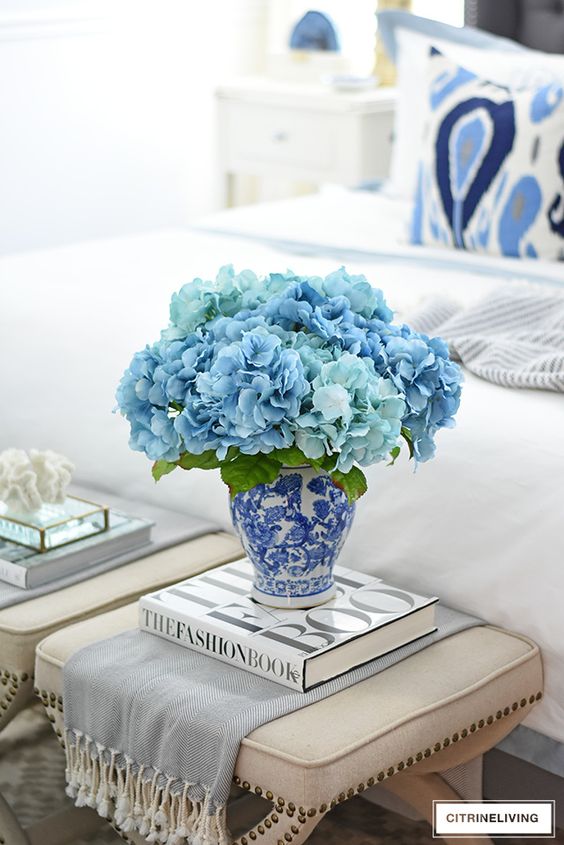 A decorative vase in the Chinoiserie style will fill the bedroom with unsurpassed style