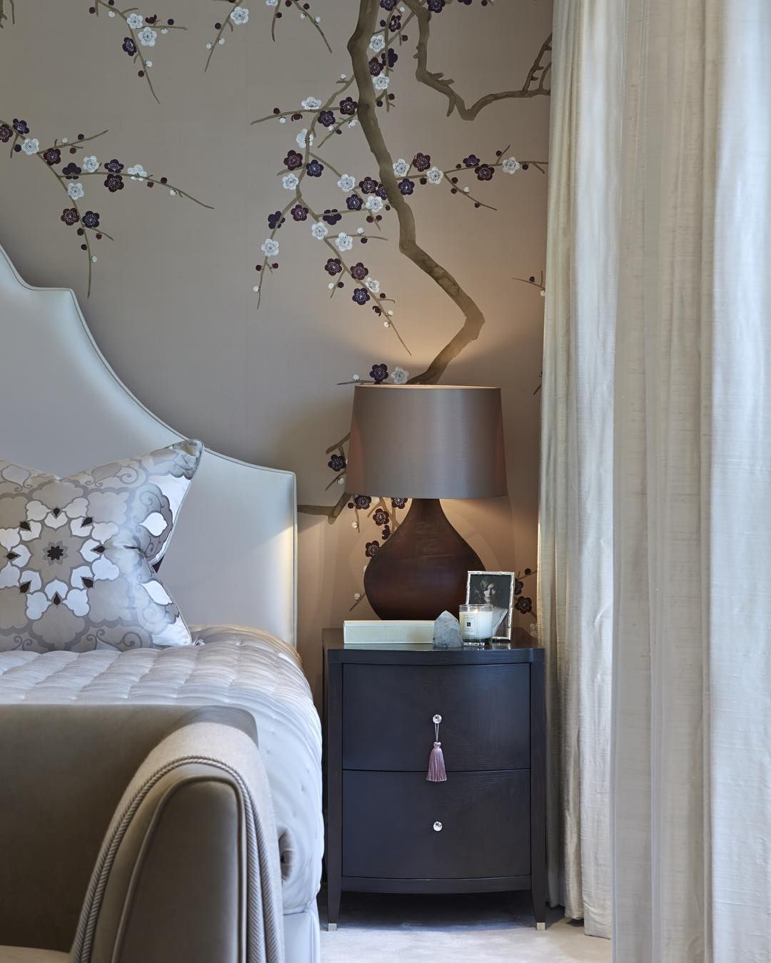 Pastel gentle colors perfectly harmonize in the Chinoiserie style for your bedroom