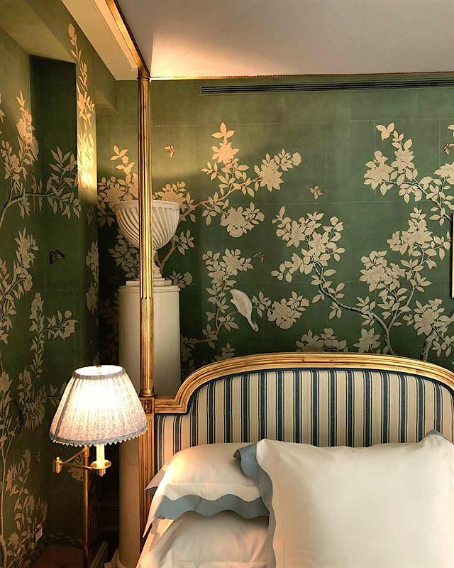 The use of green and gold colors to decorate the bedroom in the Chinoiserie style will bring the appearance of abundance and luxury