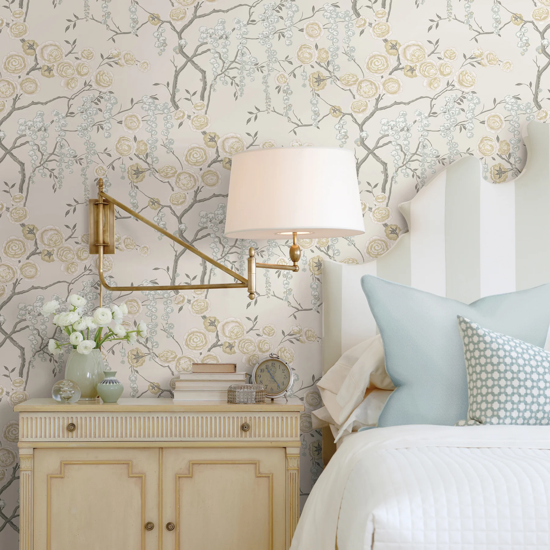 Pleasant colors combined with interesting patterns in the Chinoiserie style will turn your bedroom into a work of art