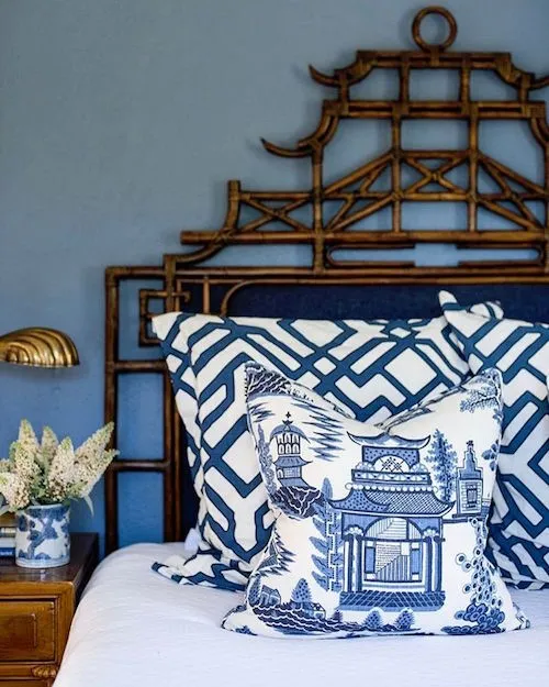 Minimalist bedroom decor in the style of Chinoiserie