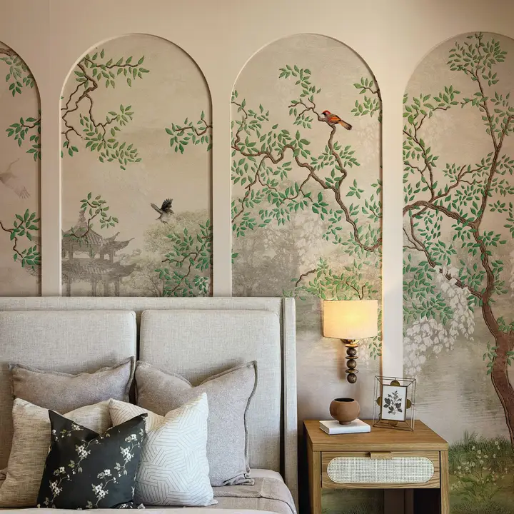 Interesting patterns on the wall in the Chinoiserie style give your bedroom a unique look